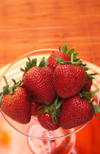 Fragole rosse fresche e panna in un bicchiere da martini — Foto Stock