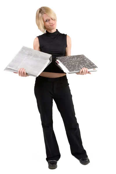 Geschäftsfrau im schwarzen Outfit mit Ordnern — Stockfoto