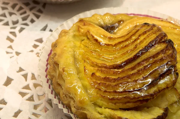 Glazed french pastry in a patisserie — Stock Photo, Image