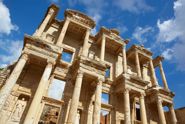 Los restos y estatuas de la enorme Biblioteca de Celso en la ciudad de Éfeso en la actual Turquía — Foto de Stock