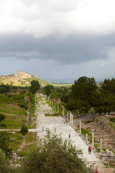 Turistas en las viejas ruinas de la ciudad de Éfeso en la actual Turquía — Foto de Stock