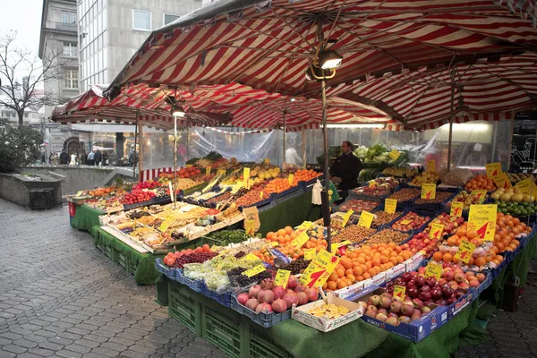 Фрукти та овочі на ринку Стокова Картинка