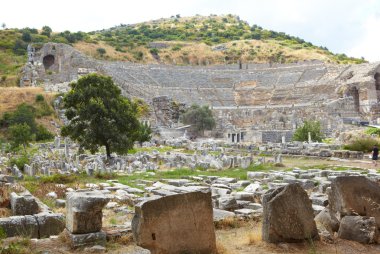 eski mezarlık amfitiyatro Efes şehir eski kalıntıları, altın karayolu yanındaki dibinde