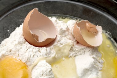 Un ve bir cam kasede yumurta