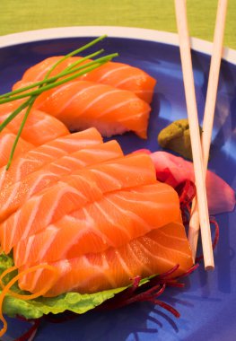 Norveç somon balığı ve pirinç nigiri taze şeritler