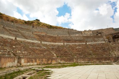 büyük amfi tiyatro kalıntıları