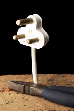 üç nokta tak, pense, tuğla