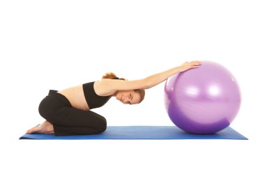 uygun genç esmer gösterilen farklı egzersizler pilates eğitmeni