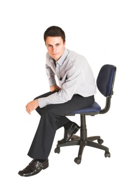 İş adamı ofis koltuğunda oturuyor..