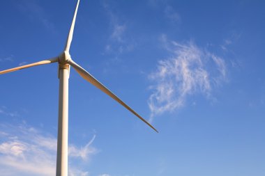elektrik jeneratör duran mavi gökyüzü rüzgar yeti