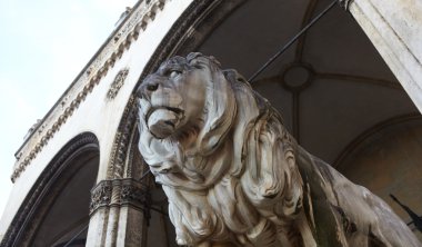 feldherrnhalle önünde aslan heykelleri