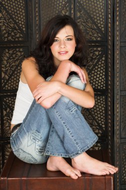 Genç Yetişkin esmer kadın