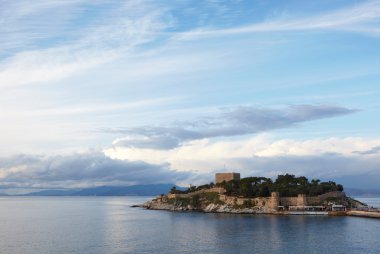Güvercin Ada kale