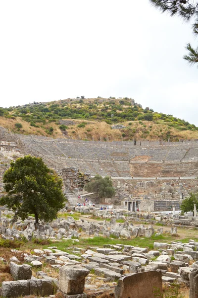 O cemitério velho no pé do anfiteatro ao lado da estrada dourada nas ruínas velhas da cidade de Ephesus — Fotografia de Stock