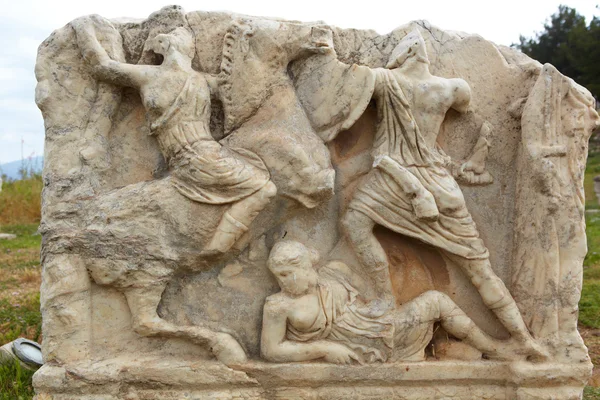 Украшенные могилы в старых руинах города Эфес в современной Турции — стоковое фото