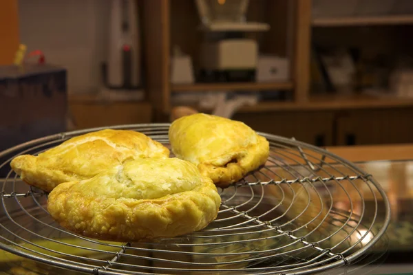 Tarte à la viande glacée sur un comptoir dans une pâtisserie française — Photo