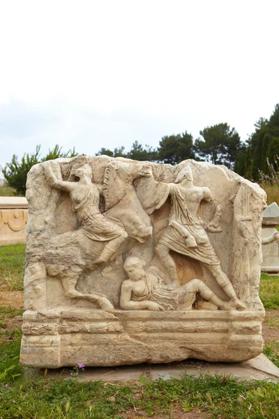 Dekorerade gravar i de gamla ruinerna av den staden Efesos i dagens moderna Turkiet — Stockfoto