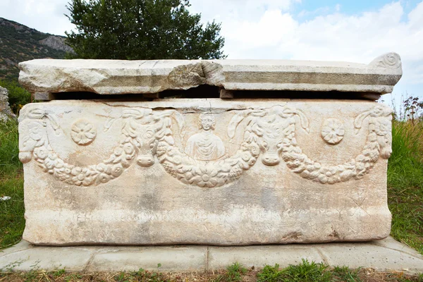 Dekorerade gravar i de gamla ruinerna — Stockfoto