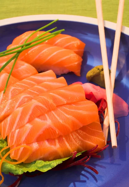 Friss csík norvég lazac Sashimi és rizs Nigiri — Stock Fotó