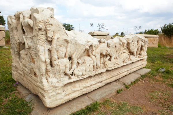 Tumbas decoradas en las ruinas antiguas — Foto de Stock