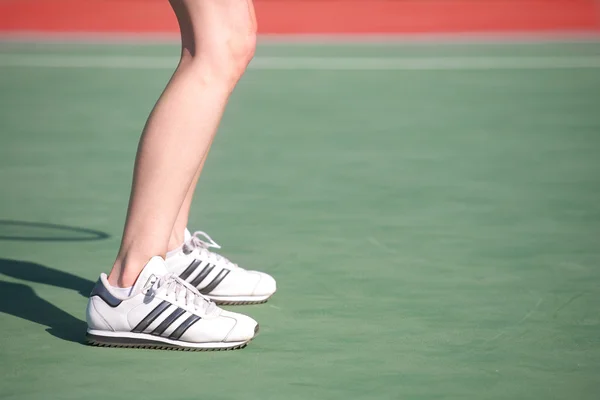 Jeune femme jouant au tennis — Photo
