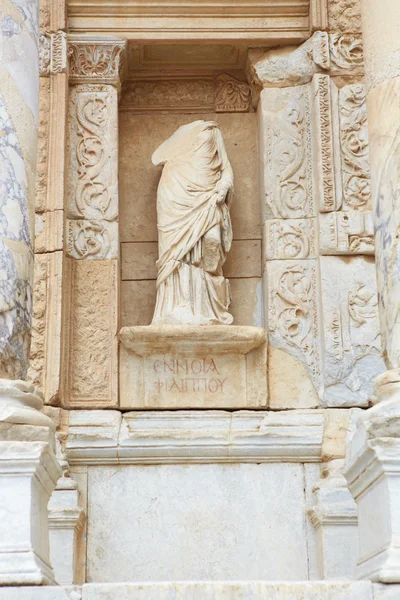 Kalıntıları ve muazzam Efes city modern gün Türkiye'de celsus Kütüphanesi heykelleri — Stok fotoğraf