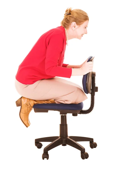 Mulher de negócios loira jogando em uma cadeira de escritório — Fotografia de Stock