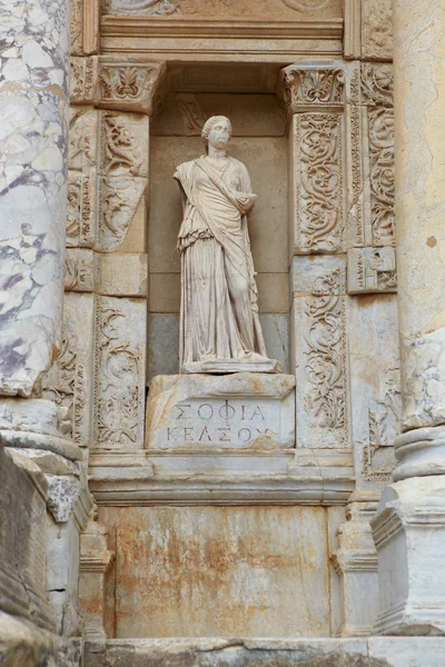 De resterna och statyer av den enorma biblioteket av celsus i den staden Efesos i dagens moderna Turkiet — Stockfoto