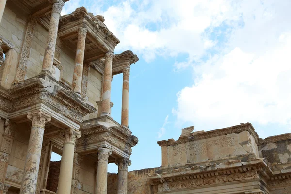 Die Überreste und Statuen der riesigen Bibliothek des Celsus in der Stadt des Ephesus in der heutigen Türkei — Stockfoto