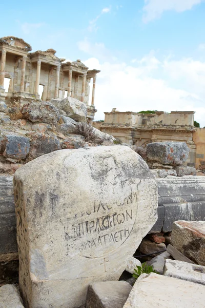 I resti e le statue dell'enorme Biblioteca di Celso nella città di Efeso nell'odierna Turchia — Foto Stock