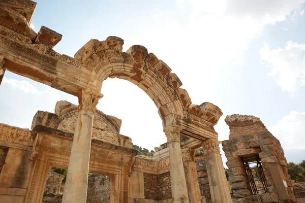 Temple Hadians dans les vieilles ruines de la ville d'Ephèse en Turquie moderne — Photo