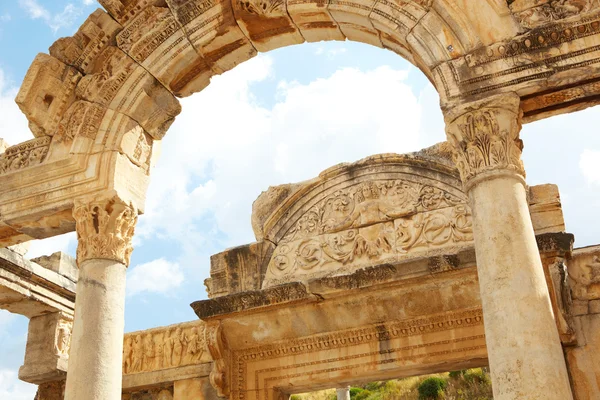 Temple Hadians dans les vieilles ruines de la ville d'Ephèse en Turquie moderne — Photo