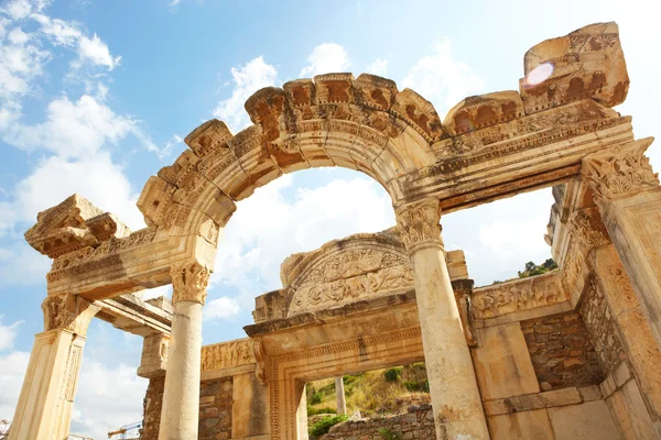 Temple Hadians dans les vieilles ruines de la ville d'Ephèse en Turquie moderne — Photo