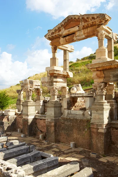 Hadians chrám v starých ruinách města Efezu v moderním Turecku — Stock fotografie