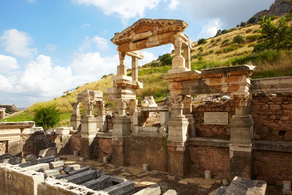 Templo de Hadians nas ruínas velhas da cidade de Ephesus na Turquia moderna — Fotografia de Stock