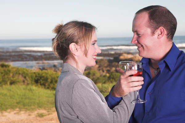 Jonge volwassen Kaukasische paar drinken van wijn — Stockfoto