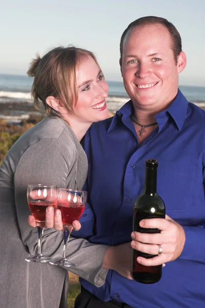 Junge erwachsene kaukasische Pärchen trinken Wein — Stockfoto