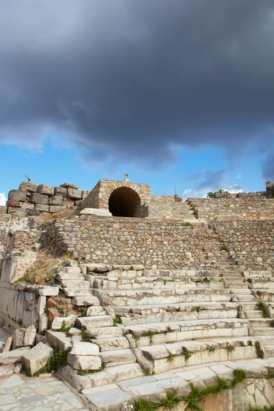El viejo pequeño anfiteatro arruinado de la ciudad de Éfeso en la Turquía moderna — Foto de Stock