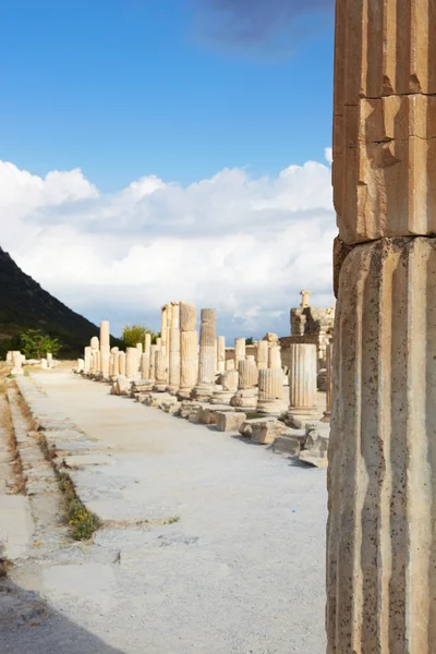 Piliers et colliers à côté de la route principale dans les vieilles ruines de la ville d'Ephèse dans les temps modernes Turquie — Photo