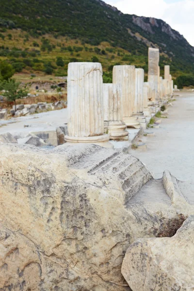 柱と現代日トルコのエフェソス市の古い遺跡のメイン道路の横にあるすべて — ストック写真