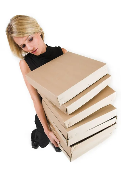 ボックスを運ぶブロンド ビジネス女性 — ストック写真