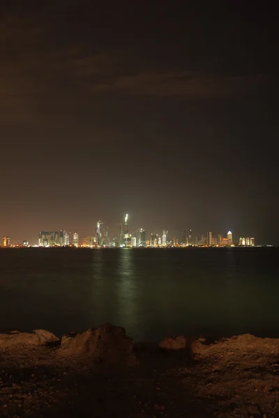 L'horizon nocturne au-dessus de Doha, Qatar — Photo