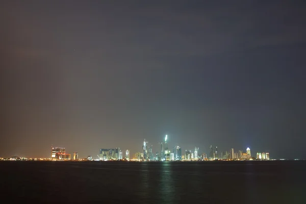 De skyline van de nacht over de doha, qatar — Stockfoto