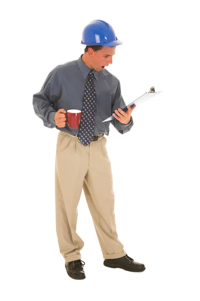 Hombre de pie con café y portapapeles . — Foto de Stock