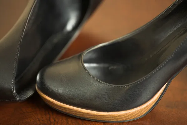 Zwarte lederen hoge hakken schoenen — Stockfoto