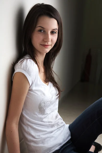 Wanita muda Kaukasia yang cantik — Stok Foto