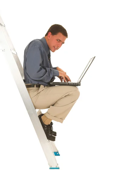 Чоловік сидить на драбині, працює на ноутбуці — стокове фото