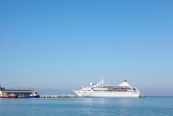 Kreuzfahrtschiff für Urlauber — Stockfoto