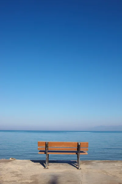 Pequeño banco marrón con vistas al mar Egeo desde el puerto deportivo de Kusadasi, Turquía — Foto de Stock