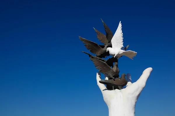 Monumento de paz contra um céu azul no calçadão em Kusadasi, Turquia — Fotografia de Stock